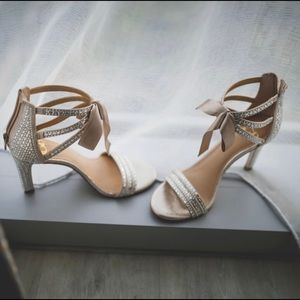 🌟 Gianni Bini Prom Queen Light Gold 4” Rhinestone Heels w/box- worn once 😍